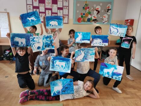 dzieci prezentują swoje prace w klimacie zimowym
