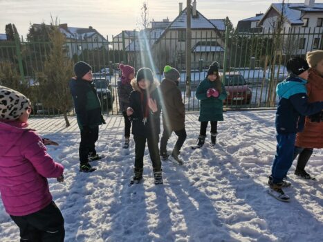 grupa radosnych dzieci na śniegu