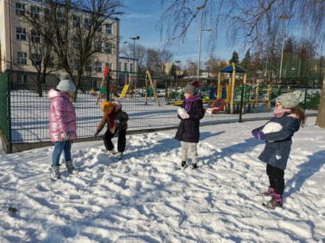 dzieci trzymające śnieżne kule