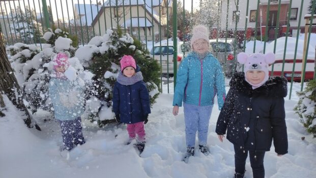 czwórka dzieci stoi na śniegu