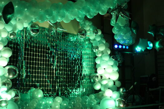 Zdjęcie przedstawiające dekorację- grona podświetlonych balonów.
