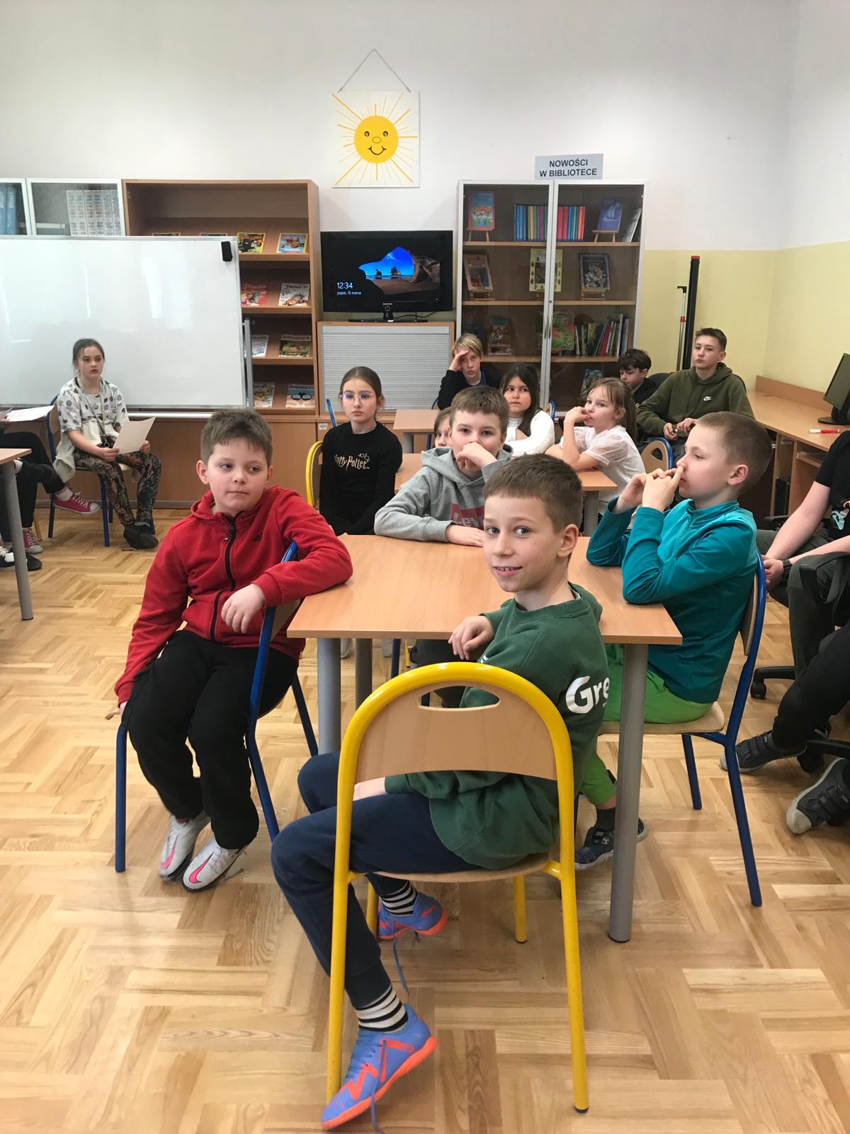 Uczniowie słuchają wierszy Czechowicza