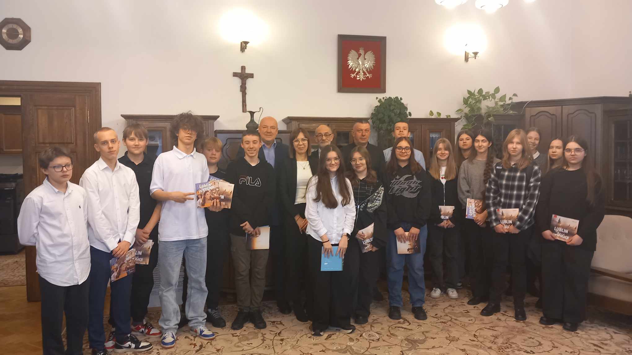Uczniowie Szkoły Podstawowej nr 32 w Lublinie pozują do zdjęcia w sali wiceprzewodniczącego Rady Miasta Lublin.