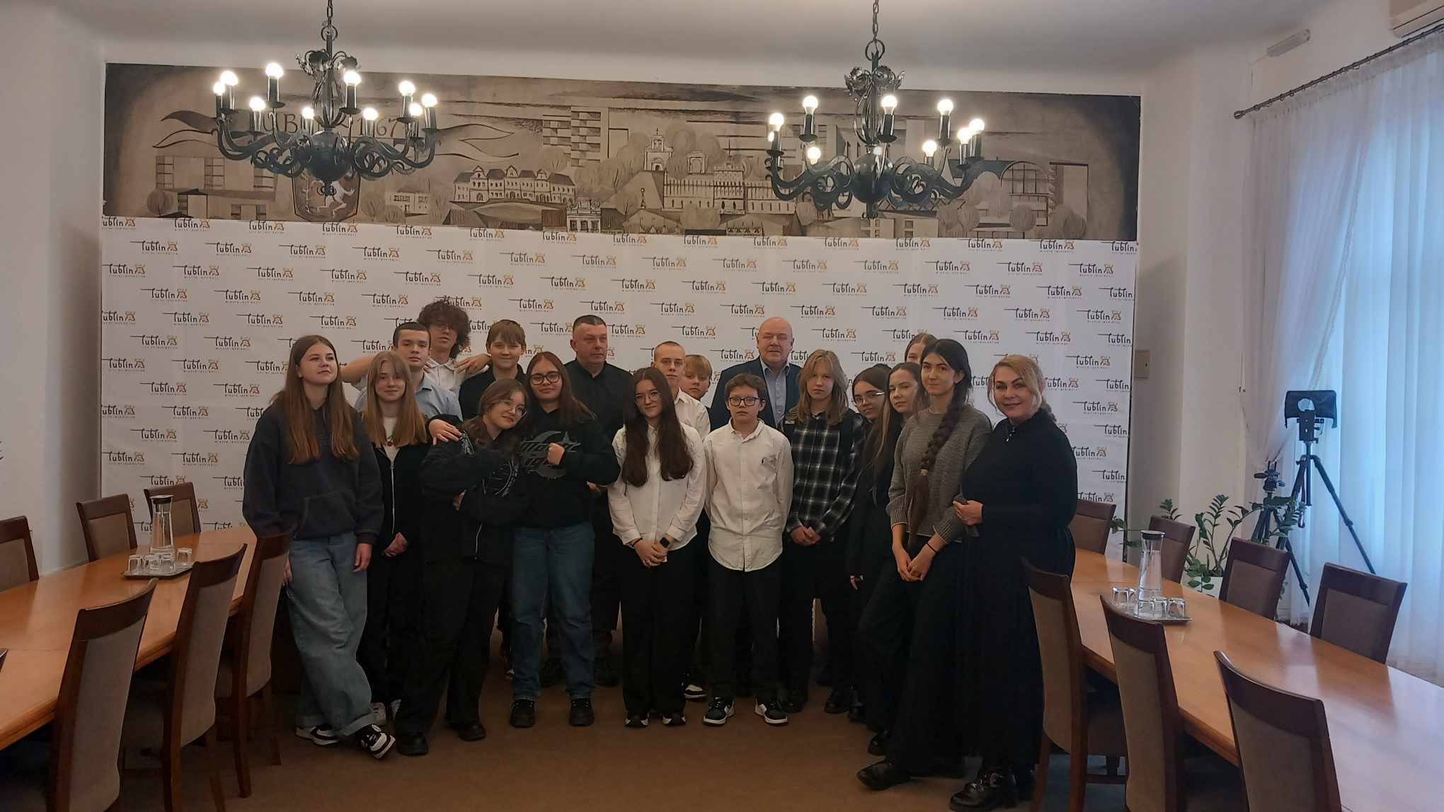 Uczniowie Szkoły Podstawowej nr 32 w Lublinie pozują do zdjęcia w sali obrad Lubelskiego Ratusza