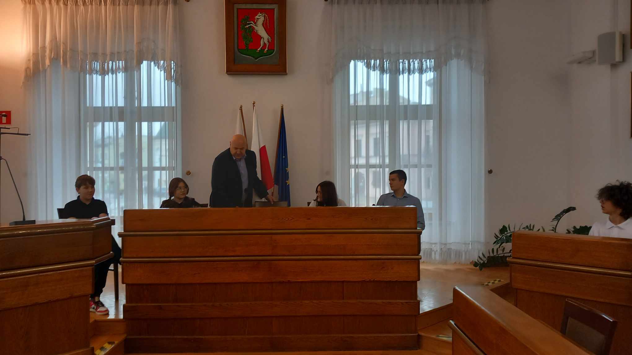Uczniowie Szkoły Podstawowej nr 32 w Lublinie siedzą na miejscach radnych w sali obrad Lubelskiego Ratusza